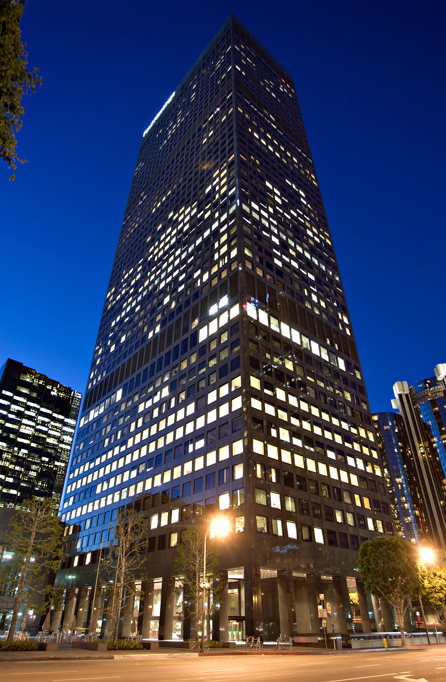 Paul Hastings Tower, Los Angeles - Night view from South Flower Street. © Mathias Beinling